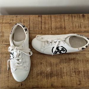 Tory Burch Leigh T-logo Sneaker In Snow White Black Roccia
